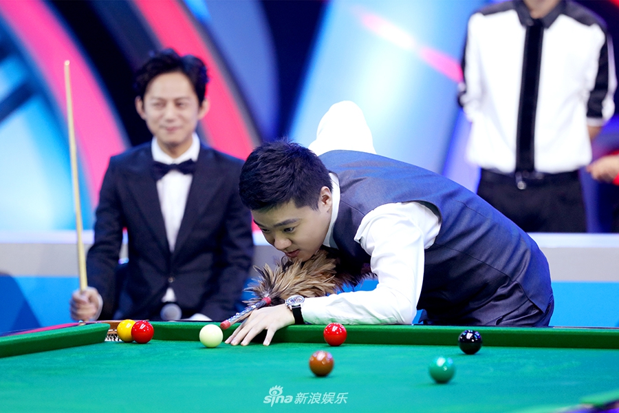 米兰体育中国官网-关于【青春新星】年轻运动员向丁俊晖学习训练秘籍的信息