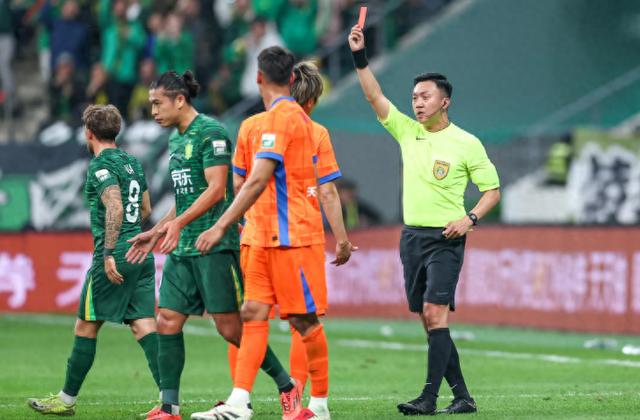 米兰体育官方网址入口-中国足球裁判队伍“国际化”步伐加快，判罚水平大幅提升的简单介绍