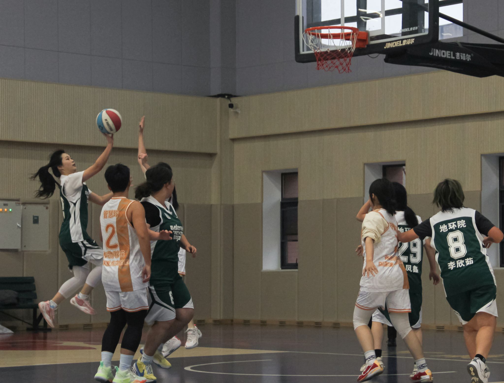 比赛现场观众人数创新高，篮球热潮不减的简单介绍