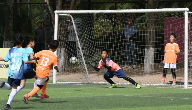 米兰体育APP在线-关于青少年足球比赛文化节丰富多彩，掀起全民热潮的信息