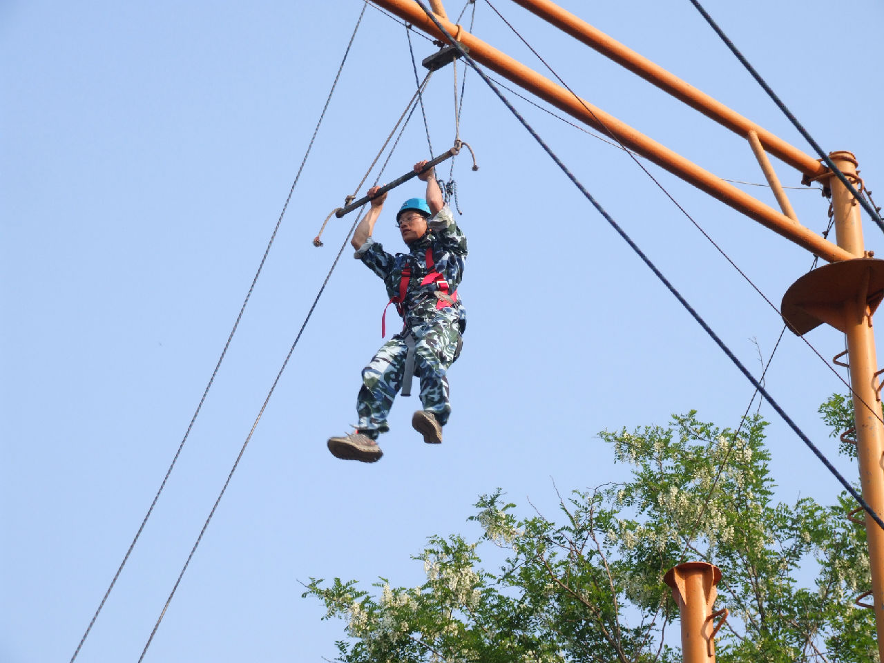 关于特色极限攀爬——高空钢索挑战活动火热进行的信息